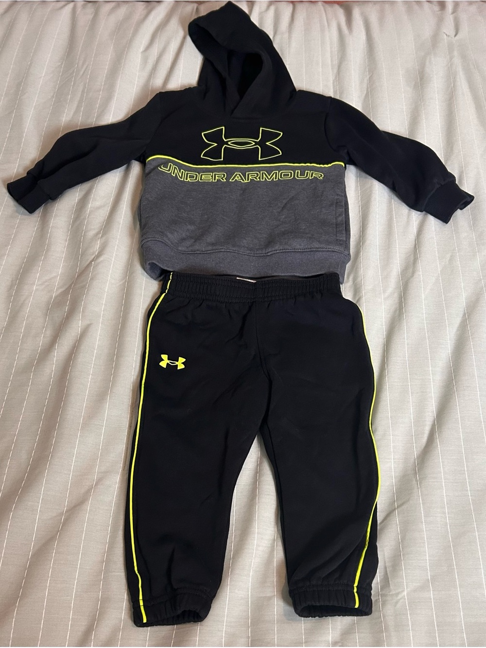 Under Armour Black & Gray Kids Sweatpants Joggers with Neon Yellow Trim